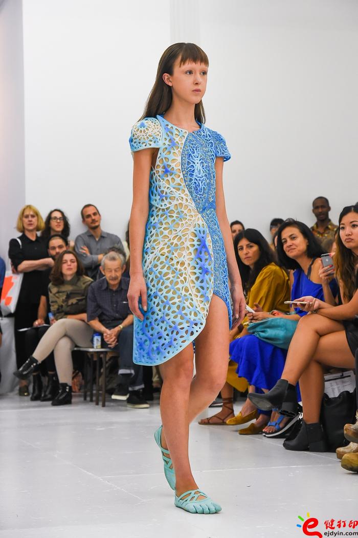 threeASFOUR在紐約時裝周盡情展示無孔不入的3D打印技術(shù)設(shè)計服裝特點 threeASFOUR在紐約時裝周盡情展示無孔不入的3D打印技術(shù)設(shè)計服裝特點