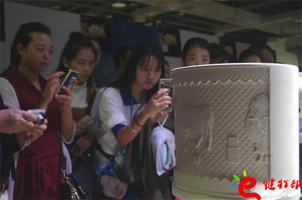 3D打印陶瓷作品展示,3d打印陶瓷粉末材料 景德鎮(zhèn)結(jié)合3D打印雕刻技術(shù)顛覆傳統(tǒng)手工制陶 3D打印陶瓷作品展示,3d打印陶瓷粉末材料 景德鎮(zhèn)結(jié)合3D打印雕刻技術(shù)顛覆傳統(tǒng)手工制陶